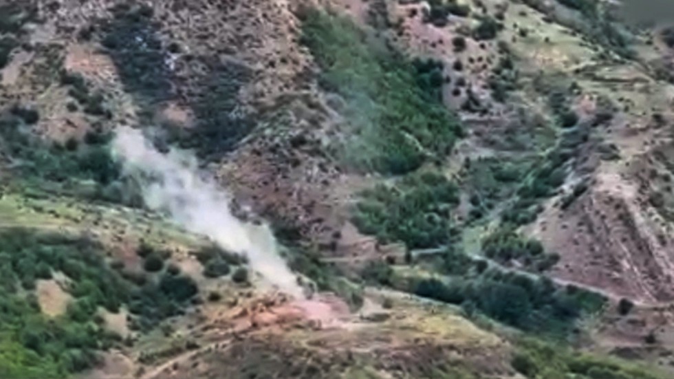 Bild från en film som sägs visa rök efter ett anfall i Nagorno-Karabach på tisdagen.