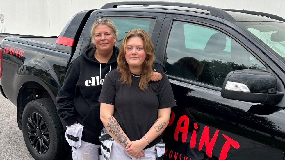 
Emma Ålander (till vänster) driver firman Wall & Paint på egen hand men har haft dottern Elsa anställd över sommaren. "Drömmen vore att hon ville stanna kvar", säger Emma Ålander. 