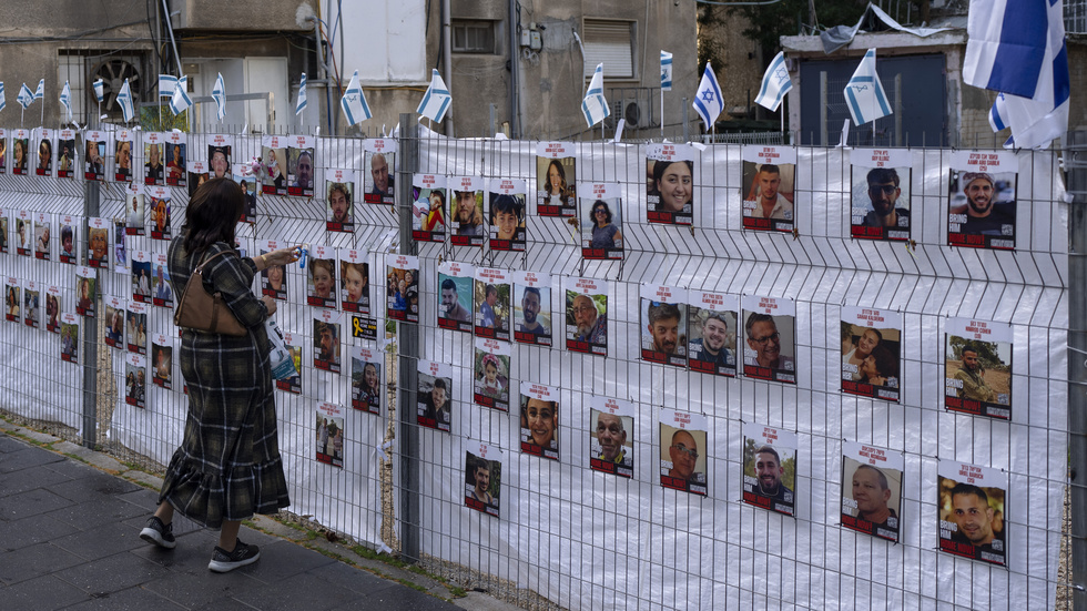 Foton på israelisk gisslan som hålls i Gaza sitter på ett stängsel i Ramat Gan i Israel.