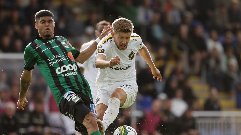 Hemvändande Anton Salétros (i vitt) var inblandad i båda AIK:s mål i 2–1-segern mot Varberg.