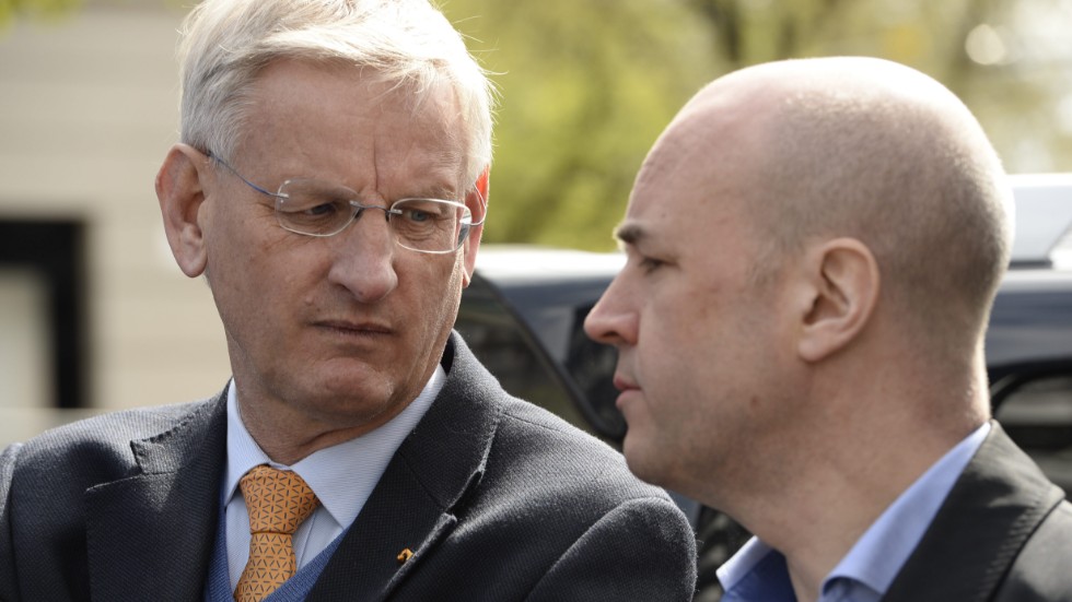 Dåvarande utrikesminister Carl Bildt (M) och statsministern Fredrik Reinfeldt (M) fick krishantera när publiceringen av Vilks rondellhund väckte protester. Arkivbild.