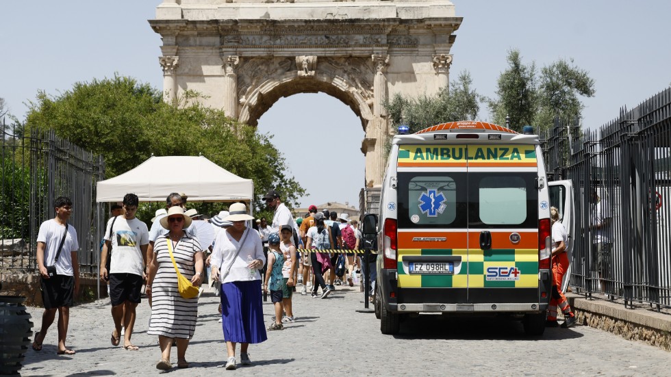 En ambulans bland turister i värmeböljans Rom häromdagen.