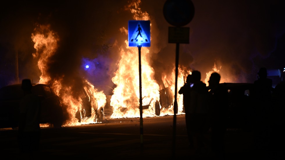 Polis på plats i samband med flera bilbränder på Ramels väg i Malmö på söndagen.