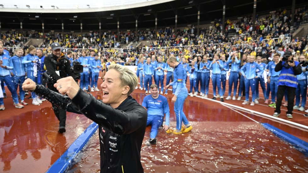 Sveriges förbundskapten Kajsa Bergqvist fick bada efter dubbelvinsten.