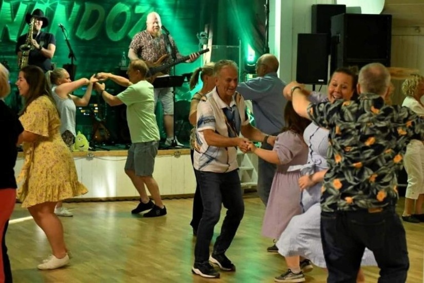 Det blir snabbt fullt på dansgolvet när Vimmerby Sportdansklubb har föreningsfest.