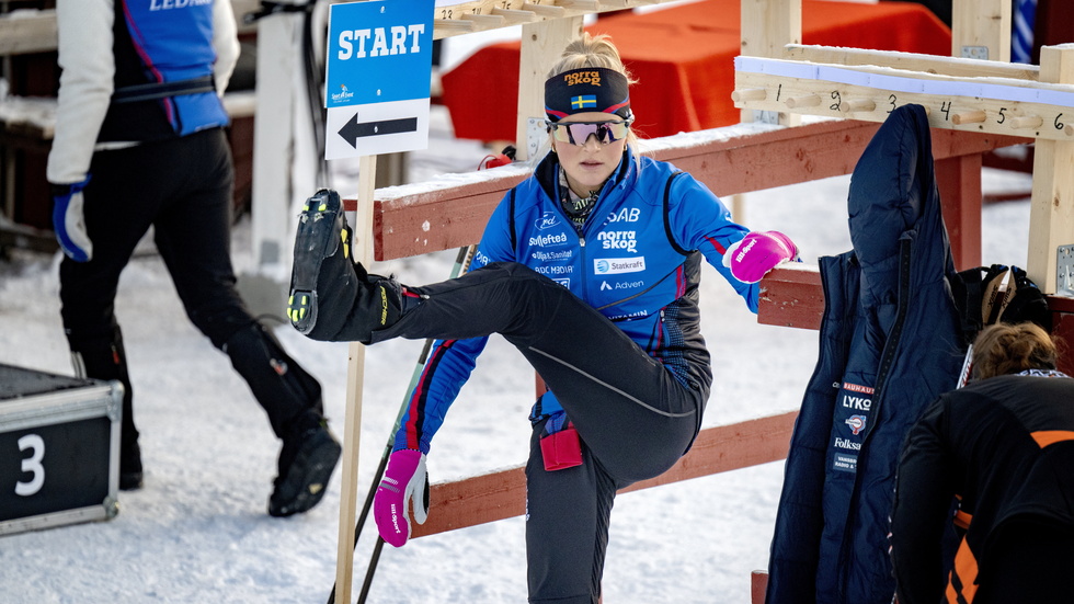 Frida Karlsson värmer upp inför fredagens sprinttävling i Gällivare.