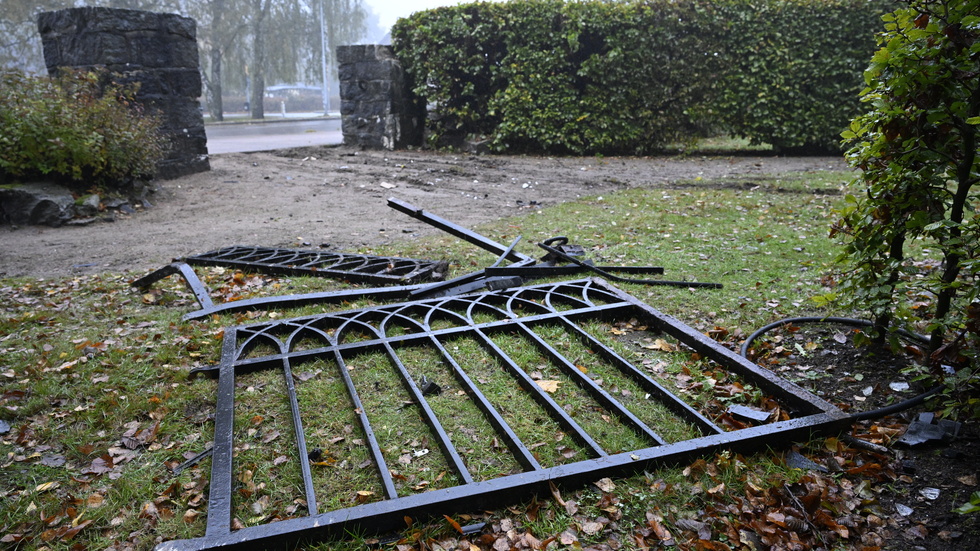 Skador på en grind vid den kyrkogård i Hässleholm där olyckan inträffade.