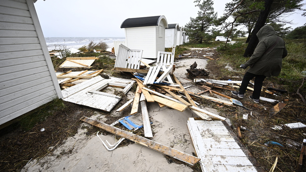 Skadade och krossade badhytter i Ljunghusen efter stormen Babet. Ovädret fällde hundratals träd och fick havet längs Skånes sydkust att stiga med 1,5 meter.