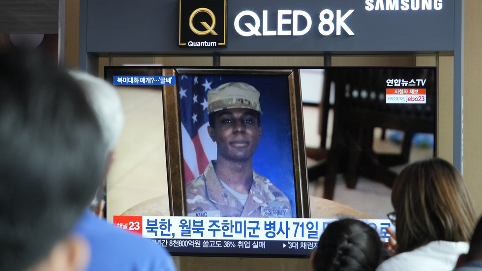 En bild av den amerikanska soldaten Travis King visas under en nyhetssändning på en tv-skärm i järnvägsstationen i Seoul i Sydkorea. Arkivbild.