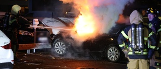 Bil brann på parkering: "Helt övertänd"