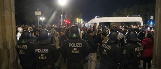 Tiotals poliser skadade i protester i Berlin