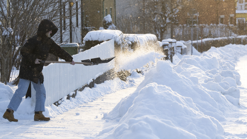 Insändarskribenten anser bland annat att fastighetsägarna åker på ansvaret för snön från vägarna, när den hamnar på trottoaren. "Simsalabim så skiftas ansvaret ." Genrebild.