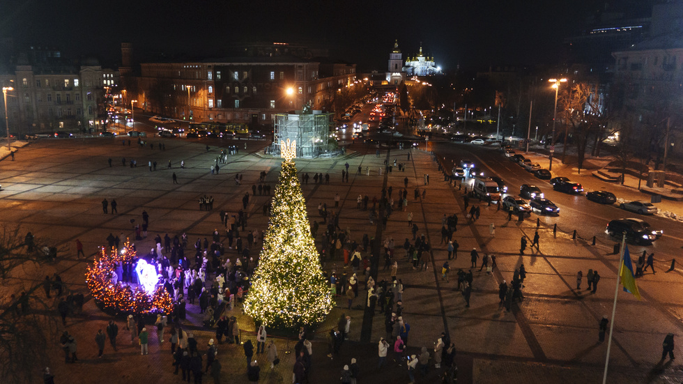 Julfirande på Sofiatorget i Kiev i onsdags kväll. Natten till fredag sköts flera kryssningsrobotar mot huvudstadsregionen, men alla ska ha blivit nedskjutna.