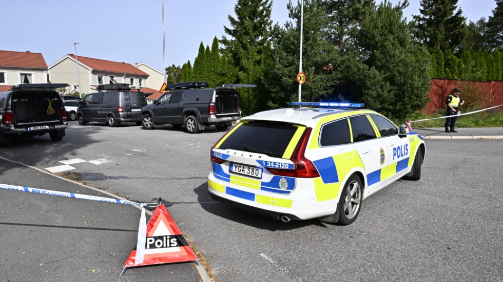 En stor polisinsats pågick i ett radhusområde i Vallentuna norr om Stockholm i fredags morse.