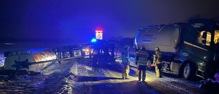 Lastbil ligger över vägen efter olycka – två förda till sjukhus 