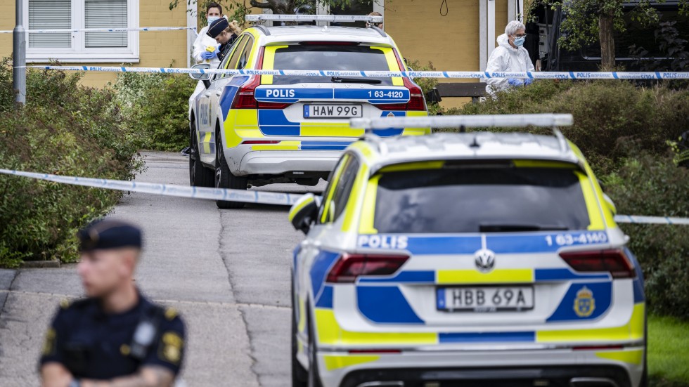 Polis och kriminaltekniker på plats i stadsdelen Dalhem i Helsingborg på tisdagen sedan en man hittats skjuten i en bil. Arkivbild.