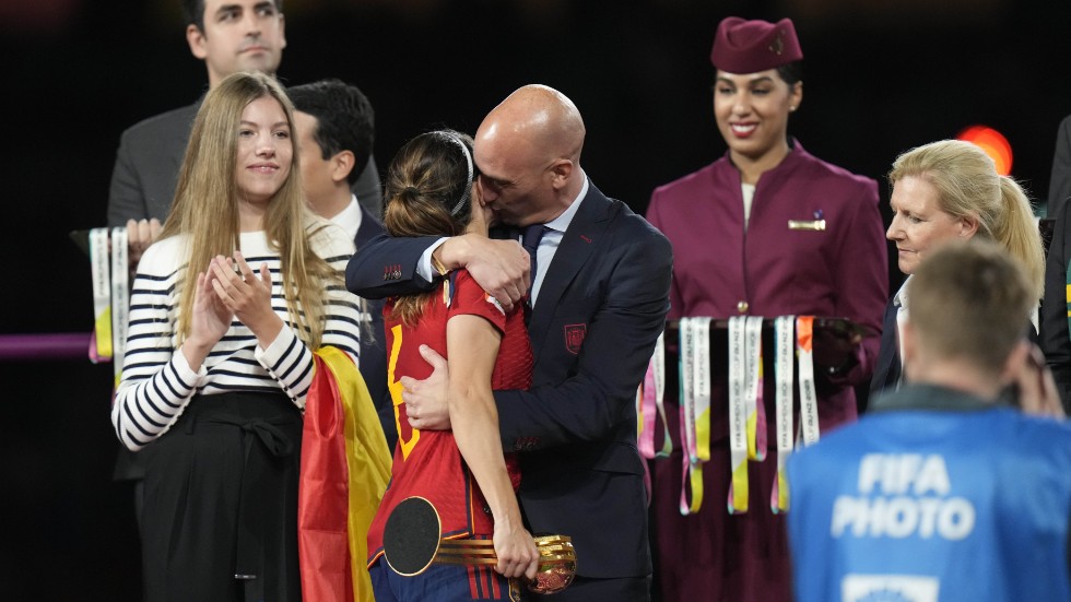Luis Rubiales omfamnar Aitana Bonmati efter VM-guldet. Trots kritiken avgår inte den spanske fotbollsordföranden efter att ha kysst Jenni Hermoso på munnen under firandet i söndags.