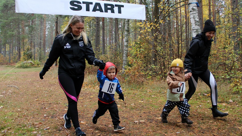 Treåringarna Malte Skog och Ella Bürkle sprang Mulleloppet tillsammans med sina mammor Carolina Nelson och Martine Bürkle.