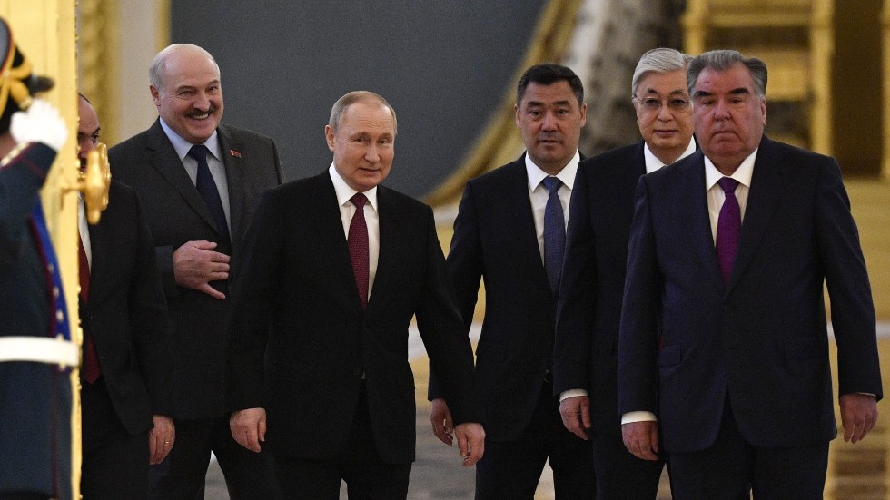 Vladimir Putin i möte med ODKB-ländernas ledare i maj: Armeniens Nikol Pasjinjan (som skymtar bakom dörren), Belarus Aleksandr Lukasjenko och till höger i bild Kirgizistans Sadyr Japarov, Kazakstans Kasym-Zjomart Tokajev och Tadzjikistans Emomali Rachmon.