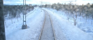 Tåg står stilla i sträng kyla