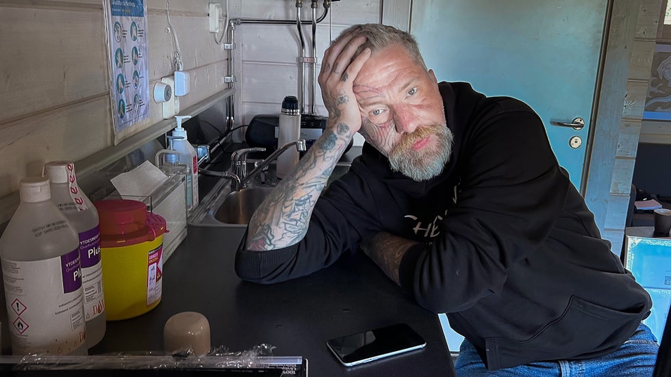 Tatuerare i USA och skurk på film – Nu startar Max egen studio i Ödeshög