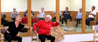 Den sittande dansen i Gamleby som lockar fram skratten: "Alla har jätteroligt"