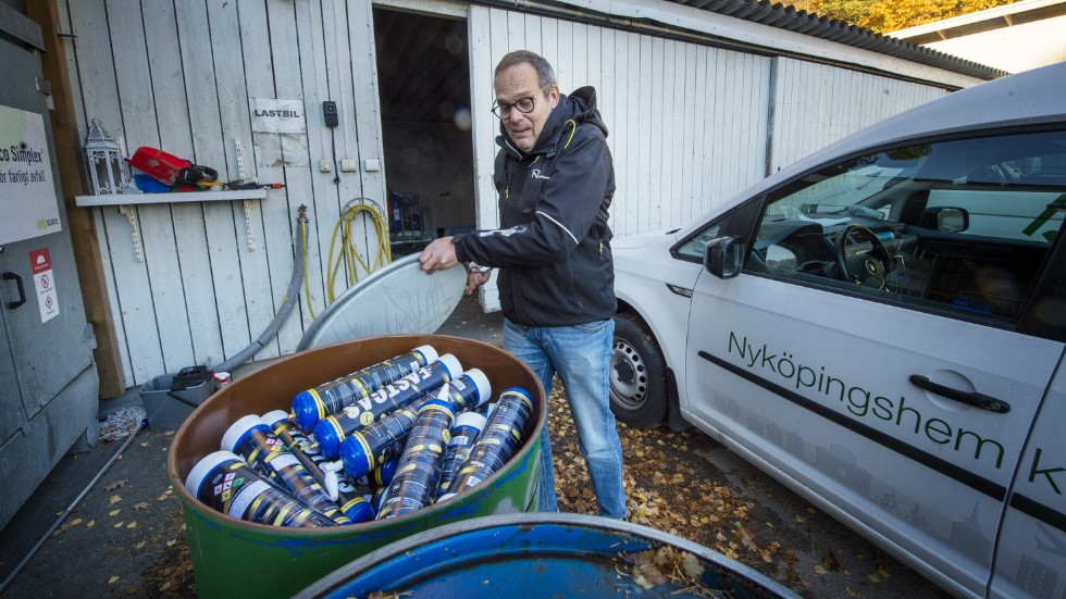 Inte så lustigt med lustgassniffandet. Fastighetsbolag i Sörmlandsstad visar hur mycket sprayflaskor de kan få plocka upp när säljarna av ett farligt rusmedel gjort affärer.  