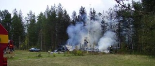 Sommarstuga förstörd i brand