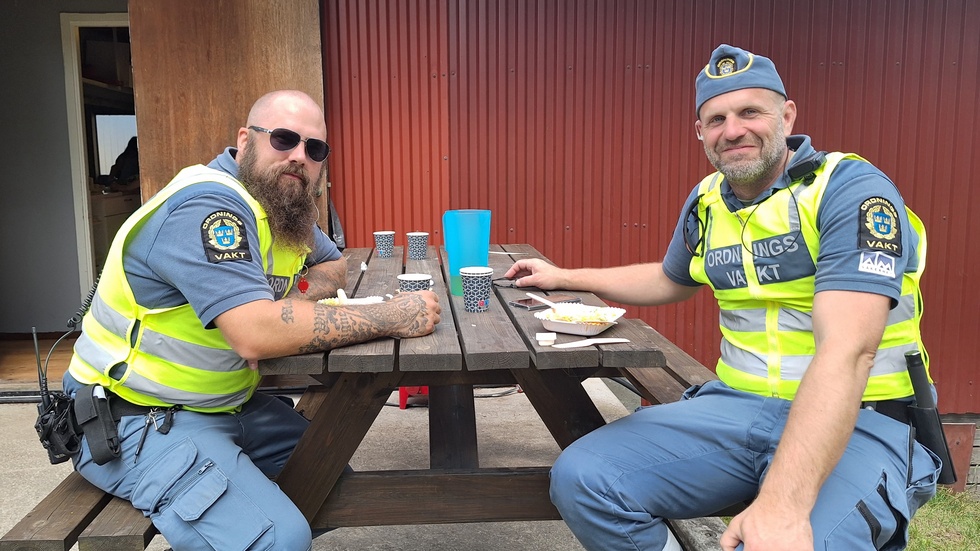 Johan Larsson och Michael Nilsson tar lunchpaus under Semesterracet.