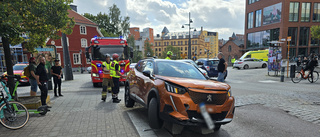 Personbil körde in i stenpelare– och blev hängande