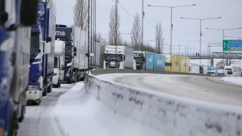 
Köer av bilar och lastbilar på E4 norrgående utanför Jönköping. Det kan snöa och blåsa, även i april. 