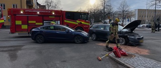 Bil och taxi krockade i korsning – förare misstänks för brott