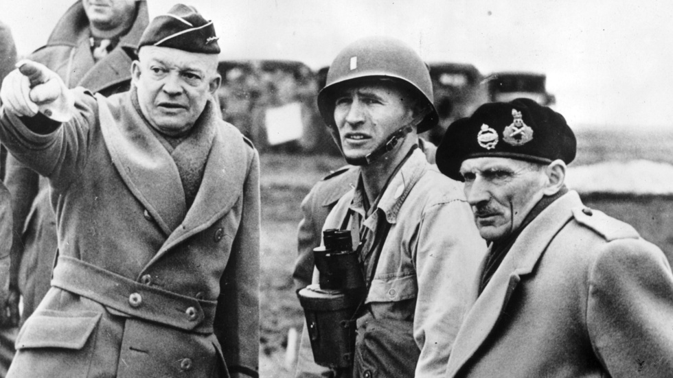 Dwight D. Eisenhower till vänster i bild. Till höger ses den brittiske generalen Bernard Law Montgomery, av soldaterna kallad Monty. Bilden är från Frankrike 1944.