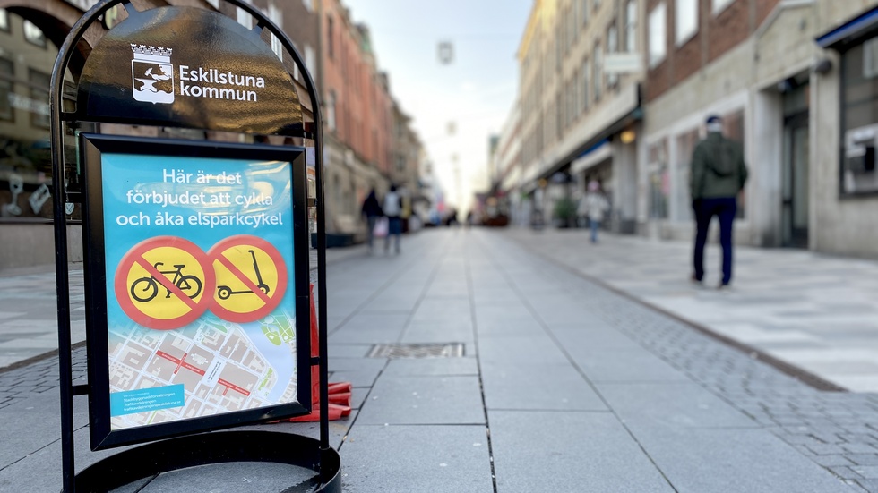 På "gågatan" i Eskilstuna är fordonstrafik förbjuden. Skribenten vill att det fortsätter vara så.