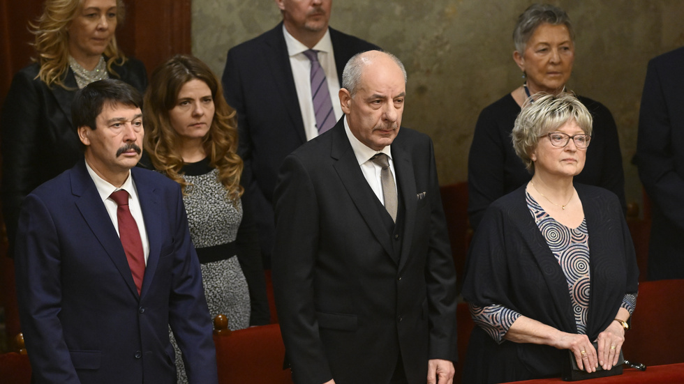 Ungerns president Tamás Sulyok (i mitten) närt han svors in den 26 februari. Arkivbild.