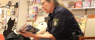 Polisen Lisa stod för sagoläsningen på Hultgrens bokhandel