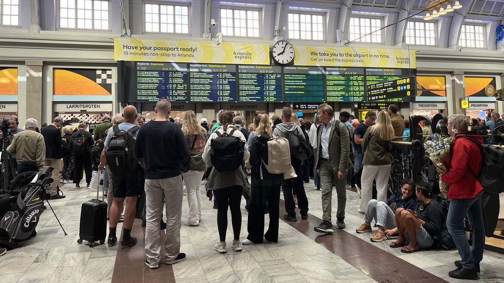 Tågen rullar igen – men väntan kan bli lång på Stockholm Central.