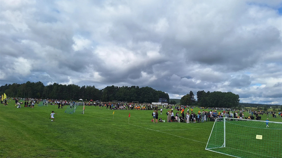 Det utspelade sig tråkiga scener på en av planerna under fredagens sista matcher i Bullerby Cup.