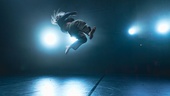 Streetdance med inslag av kampsport när tidens oordning utforskas