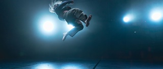 Streetdance med inslag av kampsport när tidens oordning utforskas