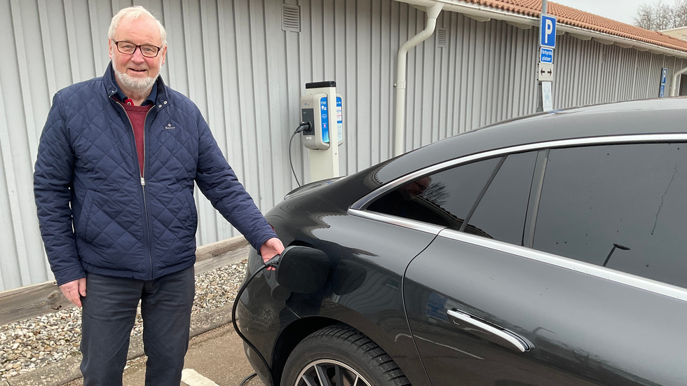 Manne Lundquist kör elbil och att stanna för att ladda är enligt honom detsamma som att stanna på en bensinmack för att tanka. "Man får ju inte parkeringsböter när man tankar bilen på en mack", säger han.