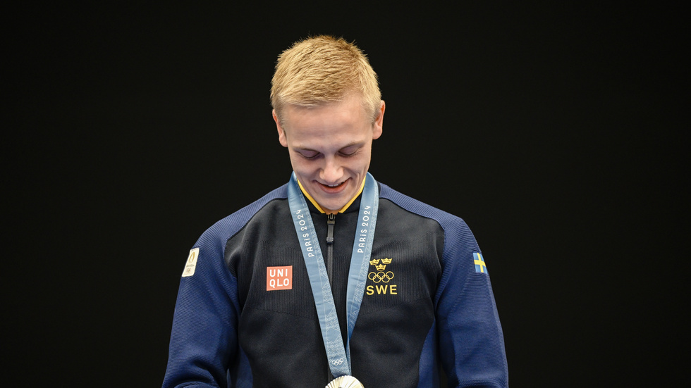 Victor Lindgren med sin silvermedalj om halsen efter finalen av tio meter luftgevär vid sommar-OS-i Paris.