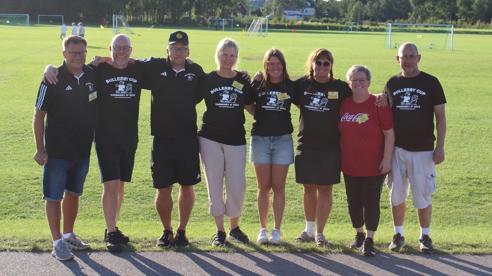 En del av gänget bakom Bullerby Cup. Från vänster: Niklas Johansson, Daniel Gustafsson, David Lindgren, Elisabet Johansson, Linda Carlsson, Pernilla Fröberg, Lotta Gustavsson och Tomas Gustavsson.