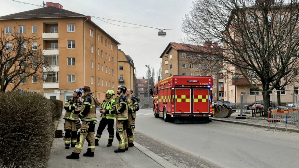 Brandmän och ambulans larmades till Sturegatan i Linköping efter att det börjat brinna i en trälåda.