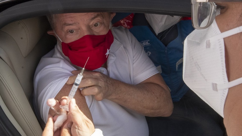 Expresident Lula da Silva då han fick sin första vaccinspruta – från kinesiska Sinovac – i São Bernardo do Campo i delstaten São Paulo i mitten av mars.