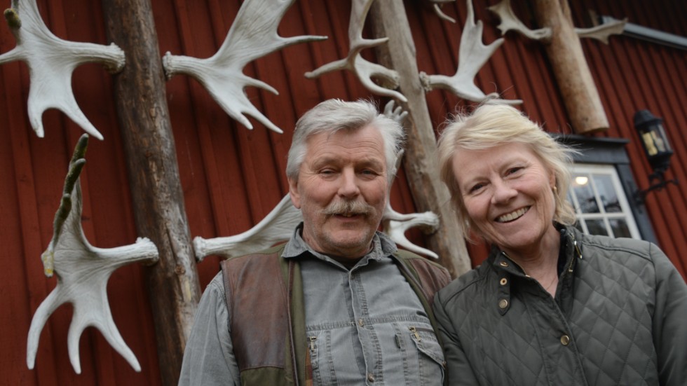 Kjell och Helene Svensson har drivit älgparken i 13 säsonger och ökat antalet besökare varje år utom pandemisommaren i fjol. De tycker alla besökare, särskilt barnen, betytt mest. Bakom dem de flesta av tjuren Haralds fällhorn.