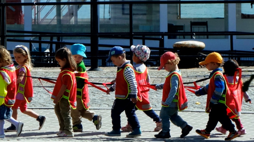 Förskolebarn på promenad. Undersökningar visar dock att svenska barn och ungdomar sitter stilla nio till tio timmar om dagen.
