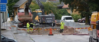 Grävarbetet i centrala Vimmerby tar längre tid än väntat • VEMAB flaggar för akuta avstängningar och missfärgat vatten