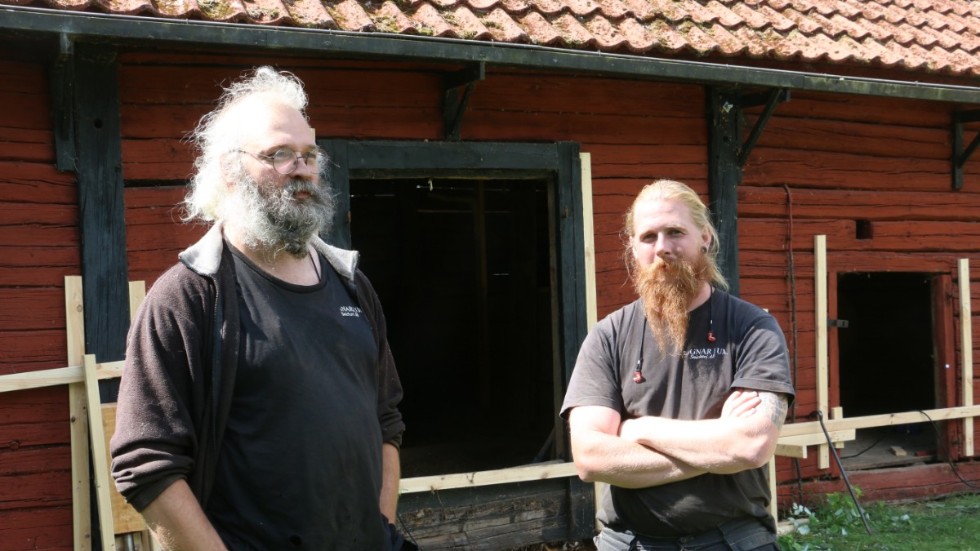 Johan Sandin och Gustav Högqvist från Lignarium i Virserum jobbar med att byta ut bottensyllarna i Hembygdsparkens gamla ladugård.
