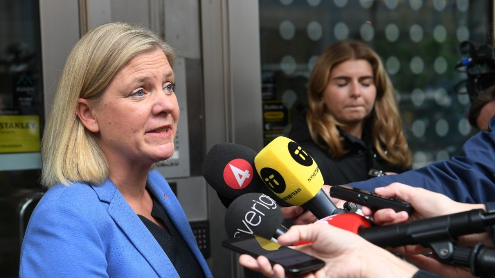 Finansminister Magdalena Andersson (S) svarar inte nej på frågor om hon vill bli partiledare för Socialdemokraterna efter Stefan Löfven.